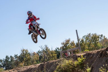 Orlando, Florida 'daki Orlando MX Park' ta 12-07-2024 'te halka açık bir etkinlikte motosiklet sürücüleri pratik yapıyor.