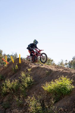 Orlando, Florida 'daki Orlando MX Park' ta 12-07-2024 'te halka açık bir etkinlikte motosiklet sürücüleri pratik yapıyor.