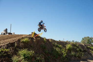 Orlando, Florida 'daki Orlando MX Park' ta 12-07-2024 'te halka açık bir etkinlikte motosiklet sürücüleri pratik yapıyor.