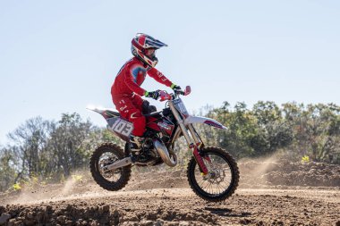 Orlando, Florida 'daki Orlando MX Park' ta 12-07-2024 'te halka açık bir etkinlikte motosiklet sürücüleri pratik yapıyor.