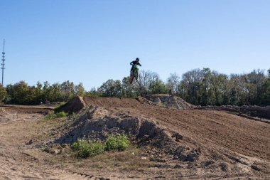 Orlando, Florida 'daki Orlando MX Park' ta 12-07-2024 'te halka açık bir etkinlikte motosiklet sürücüleri pratik yapıyor.