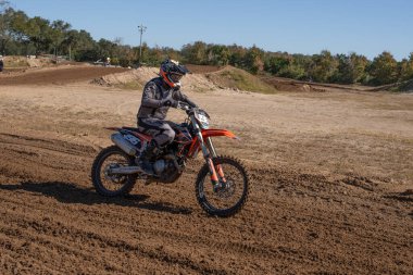 Orlando, Florida 'daki Orlando MX Park' ta 12-07-2024 'te halka açık bir etkinlikte motosiklet sürücüleri pratik yapıyor.