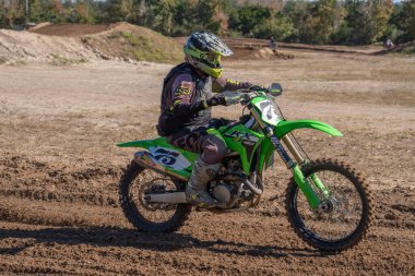 Orlando, Florida 'daki Orlando MX Park' ta 12-07-2024 'te halka açık bir etkinlikte motosiklet sürücüleri pratik yapıyor.