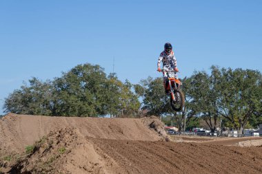 Orlando, Florida 'daki Orlando MX Park' ta 12-07-2024 'te halka açık bir etkinlikte motosiklet sürücüleri pratik yapıyor.