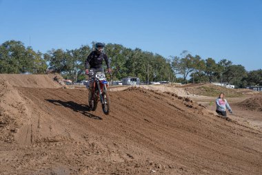 Orlando, Florida 'daki Orlando MX Park' ta 12-07-2024 'te halka açık bir etkinlikte motosiklet sürücüleri pratik yapıyor.