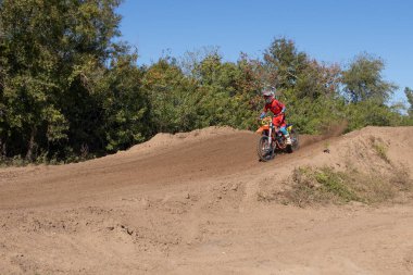 Orlando, Florida 'daki Orlando MX Park' ta 12-07-2024 'te halka açık bir etkinlikte motosiklet sürücüleri pratik yapıyor.