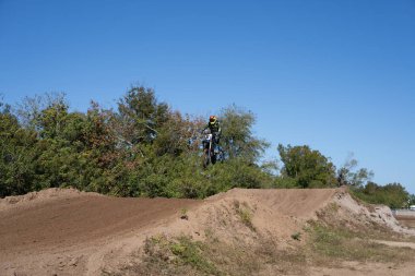 Orlando, Florida 'daki Orlando MX Park' ta 12-07-2024 'te halka açık bir etkinlikte motosiklet sürücüleri pratik yapıyor.