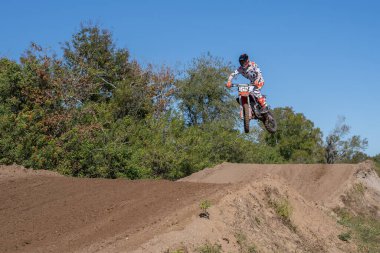 Orlando, Florida 'daki Orlando MX Park' ta 12-07-2024 'te halka açık bir etkinlikte motosiklet sürücüleri pratik yapıyor.