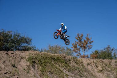 Orlando, Florida 'daki Orlando MX Park' ta 12-07-2024 'te halka açık bir etkinlikte motosiklet sürücüleri pratik yapıyor.