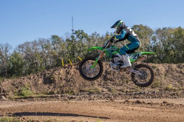 Orlando, Florida 'daki Orlando MX Park' ta 12-07-2024 'te halka açık bir etkinlikte motosiklet sürücüleri pratik yapıyor.