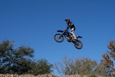 Orlando, Florida 'daki Orlando MX Park' ta 12-07-2024 'te halka açık bir etkinlikte motosiklet sürücüleri pratik yapıyor.
