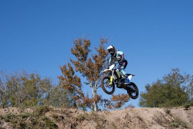 Orlando, Florida 'daki Orlando MX Park' ta 12-07-2024 'te halka açık bir etkinlikte motosiklet sürücüleri pratik yapıyor.