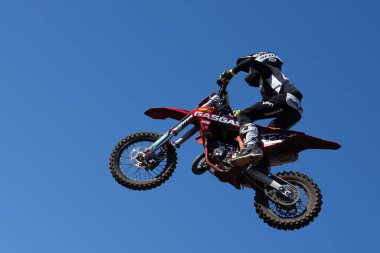 Orlando, Florida 'daki Orlando MX Park' ta 12-07-2024 'te halka açık bir etkinlikte motosiklet sürücüleri pratik yapıyor.