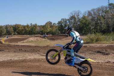 Orlando, Florida 'daki Orlando MX Park' ta 12-07-2024 'te halka açık bir etkinlikte motosiklet sürücüleri pratik yapıyor.