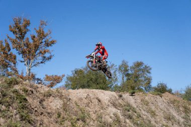 Orlando, Florida 'daki Orlando MX Park' ta 12-07-2024 'te halka açık bir etkinlikte motosiklet sürücüleri pratik yapıyor.