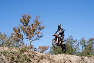 Orlando, Florida 'daki Orlando MX Park' ta 12-07-2024 'te halka açık bir etkinlikte motosiklet sürücüleri pratik yapıyor.