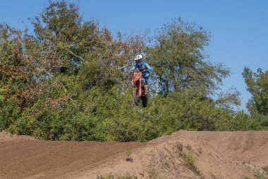 Orlando, Florida 'daki Orlando MX Park' ta 12-07-2024 'te halka açık bir etkinlikte motosiklet sürücüleri pratik yapıyor.