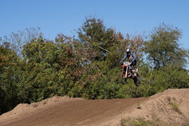 Orlando, Florida 'daki Orlando MX Park' ta 12-07-2024 'te halka açık bir etkinlikte motosiklet sürücüleri pratik yapıyor.