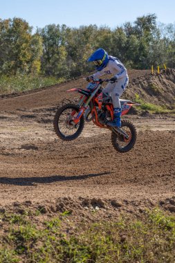 Orlando, Florida 'daki Orlando MX Park' ta 12-07-2024 'te halka açık bir etkinlikte motosiklet sürücüleri pratik yapıyor.