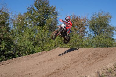 Orlando, Florida 'daki Orlando MX Park' ta 12-07-2024 'te halka açık bir etkinlikte motosiklet sürücüleri pratik yapıyor.