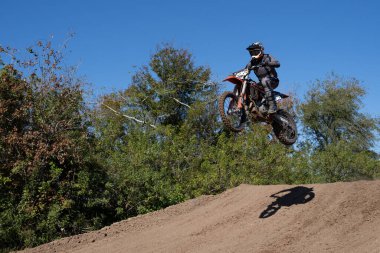 Orlando, Florida 'daki Orlando MX Park' ta 12-07-2024 'te halka açık bir etkinlikte motosiklet sürücüleri pratik yapıyor.