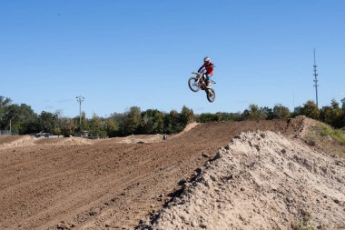 Orlando, Florida 'daki Orlando MX Park' ta 12-07-2024 'te halka açık bir etkinlikte motosiklet sürücüleri pratik yapıyor.