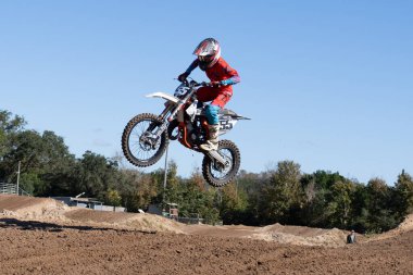 Orlando, Florida 'daki Orlando MX Park' ta 12-07-2024 'te halka açık bir etkinlikte motosiklet sürücüleri pratik yapıyor.