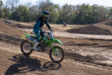 Orlando, Florida 'daki Orlando MX Park' ta 12-07-2024 'te halka açık bir etkinlikte motosiklet sürücüleri pratik yapıyor.