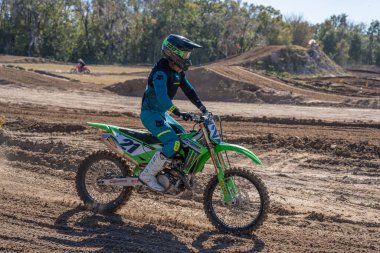 Orlando, Florida 'daki Orlando MX Park' ta 12-07-2024 'te halka açık bir etkinlikte motosiklet sürücüleri pratik yapıyor.
