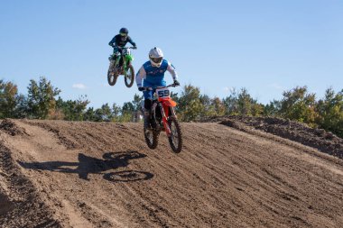 Orlando, Florida 'daki Orlando MX Park' ta 12-07-2024 'te halka açık bir etkinlikte motosiklet sürücüleri pratik yapıyor.