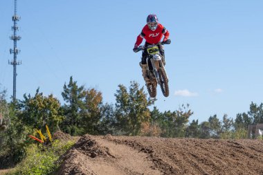 Orlando, Florida 'daki Orlando MX Park' ta 12-07-2024 'te halka açık bir etkinlikte motosiklet sürücüleri pratik yapıyor.