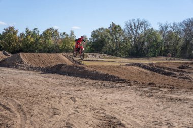 Orlando, Florida 'daki Orlando MX Park' ta 12-07-2024 'te halka açık bir etkinlikte motosiklet sürücüleri pratik yapıyor.
