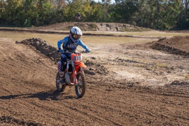Orlando, Florida 'daki Orlando MX Park' ta 12-07-2024 'te halka açık bir etkinlikte motosiklet sürücüleri pratik yapıyor.