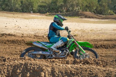 Orlando, Florida 'daki Orlando MX Park' ta 12-07-2024 'te halka açık bir etkinlikte motosiklet sürücüleri pratik yapıyor.