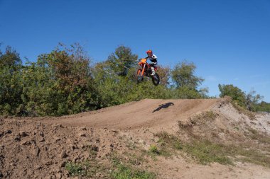 Orlando, Florida 'daki Orlando MX Park' ta 12-07-2024 'te halka açık bir etkinlikte motosiklet sürücüleri pratik yapıyor.