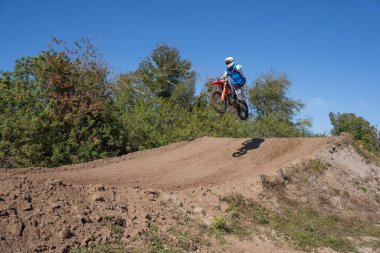 Orlando, Florida 'daki Orlando MX Park' ta 12-07-2024 'te halka açık bir etkinlikte motosiklet sürücüleri pratik yapıyor.