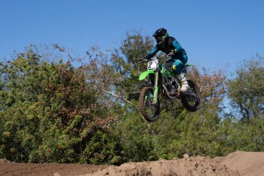 Orlando, Florida 'daki Orlando MX Park' ta 12-07-2024 'te halka açık bir etkinlikte motosiklet sürücüleri pratik yapıyor.