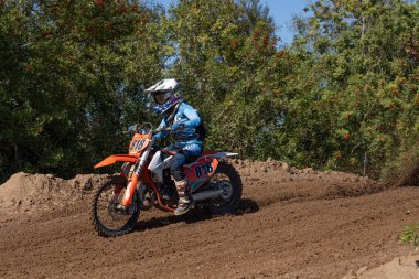 Orlando, Florida 'daki Orlando MX Park' ta 12-07-2024 'te halka açık bir etkinlikte motosiklet sürücüleri pratik yapıyor.