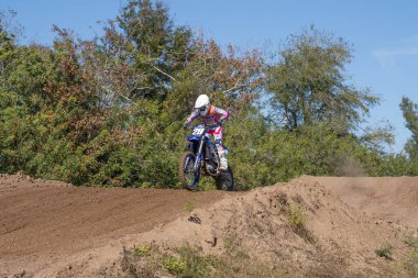 Orlando, Florida 'daki Orlando MX Park' ta 12-07-2024 'te halka açık bir etkinlikte motosiklet sürücüleri pratik yapıyor.