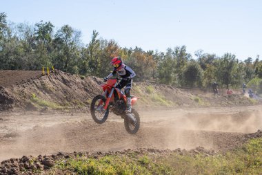 Orlando, Florida 'daki Orlando MX Park' ta 12-07-2024 'te halka açık bir etkinlikte motosiklet sürücüleri pratik yapıyor.