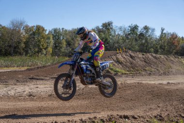 Orlando, Florida 'daki Orlando MX Park' ta 12-07-2024 'te halka açık bir etkinlikte motosiklet sürücüleri pratik yapıyor.