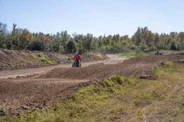 Orlando, Florida 'daki Orlando MX Park' ta 12-07-2024 'te halka açık bir etkinlikte motosiklet sürücüleri pratik yapıyor.