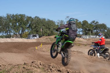 Orlando, Florida 'daki Orlando MX Park' ta 12-07-2024 'te halka açık bir etkinlikte motosiklet sürücüleri pratik yapıyor.