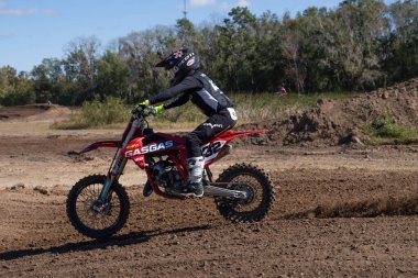 Orlando, Florida 'daki Orlando MX Park' ta 12-07-2024 'te halka açık bir etkinlikte motosiklet sürücüleri pratik yapıyor.
