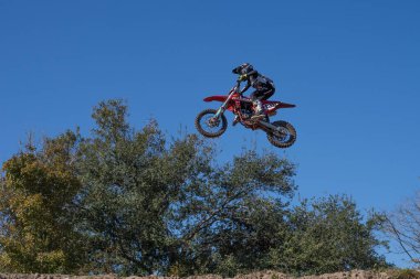 Orlando, Florida 'daki Orlando MX Park' ta 12-07-2024 'te halka açık bir etkinlikte motosiklet sürücüleri pratik yapıyor.