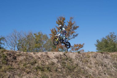 Orlando, Florida 'daki Orlando MX Park' ta 12-07-2024 'te halka açık bir etkinlikte motosiklet sürücüleri pratik yapıyor.