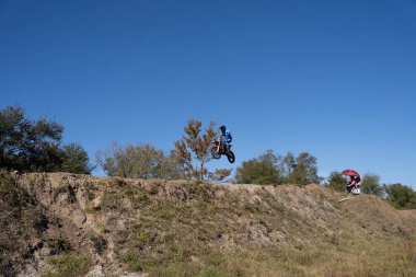 Orlando, Florida 'daki Orlando MX Park' ta 12-07-2024 'te halka açık bir etkinlikte motosiklet sürücüleri pratik yapıyor.