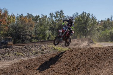Orlando, Florida 'daki Orlando MX Park' ta 12-07-2024 'te halka açık bir etkinlikte motosiklet sürücüleri pratik yapıyor.