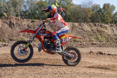 Orlando, Florida 'daki Orlando MX Park' ta 12-07-2024 'te halka açık bir etkinlikte motosiklet sürücüleri pratik yapıyor.