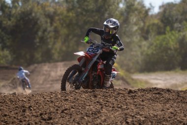 Orlando, Florida 'daki Orlando MX Park' ta 12-07-2024 'te halka açık bir etkinlikte motosiklet sürücüleri pratik yapıyor.